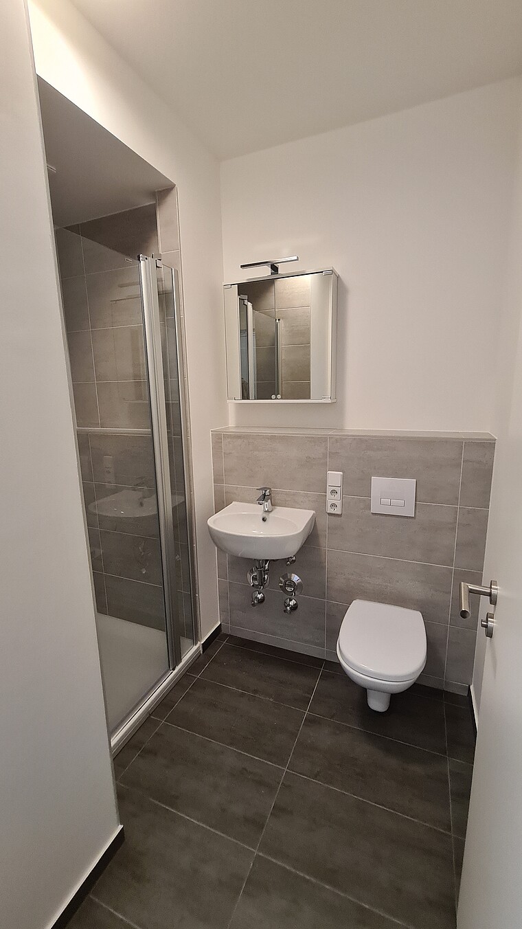 Bad mit Toilette, Waschbecken und Dusche