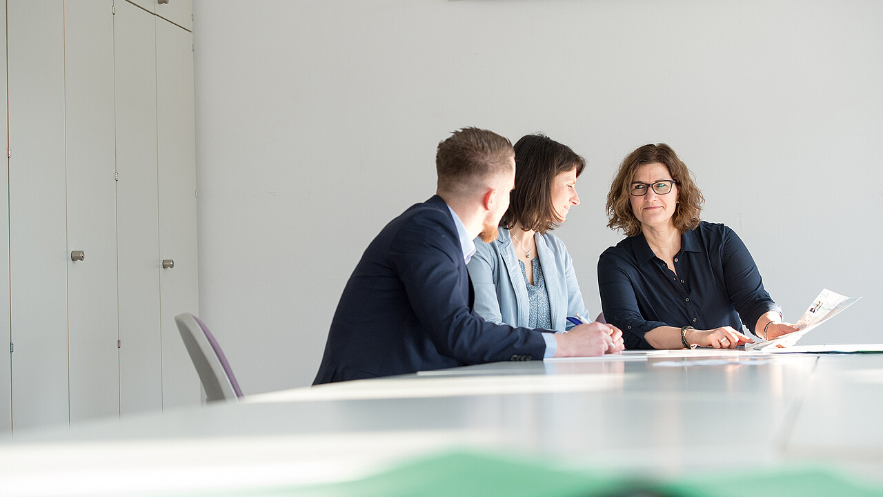 Das gewobe-Team sitzt am Konferenztisch und tauscht sich aus