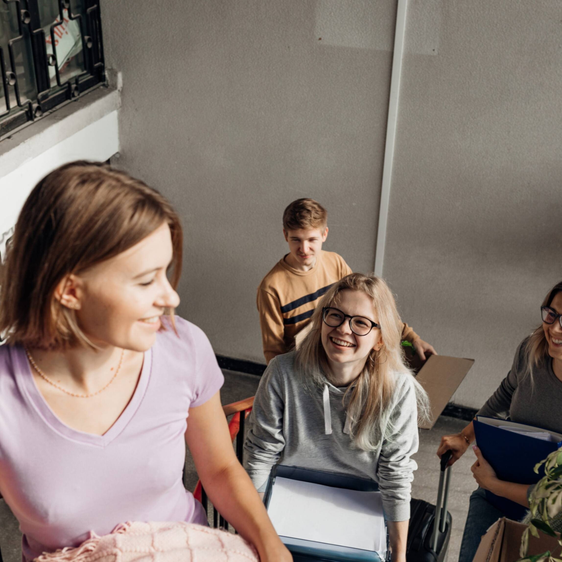 Studenten helfen sich gegenseitig beim Umzug