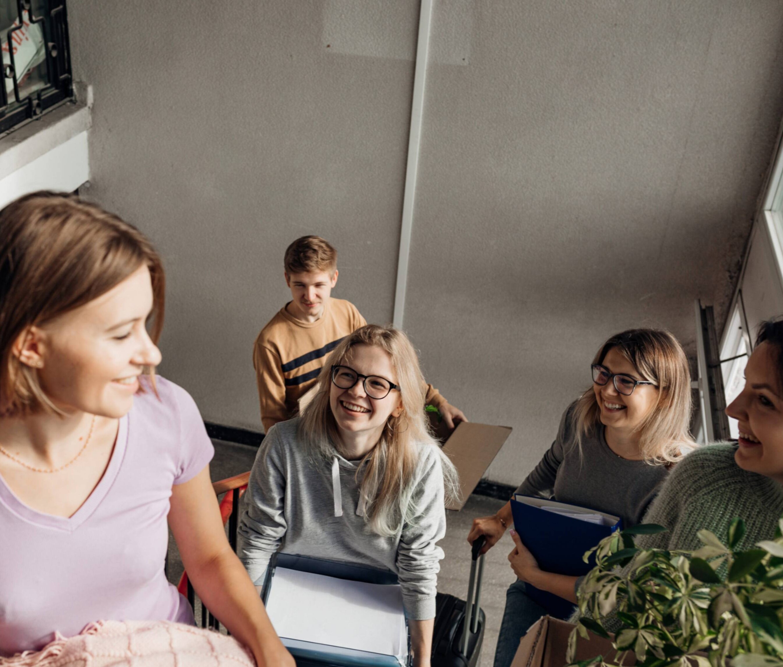 Studenten helfen sich gegenseitig beim Umzug
