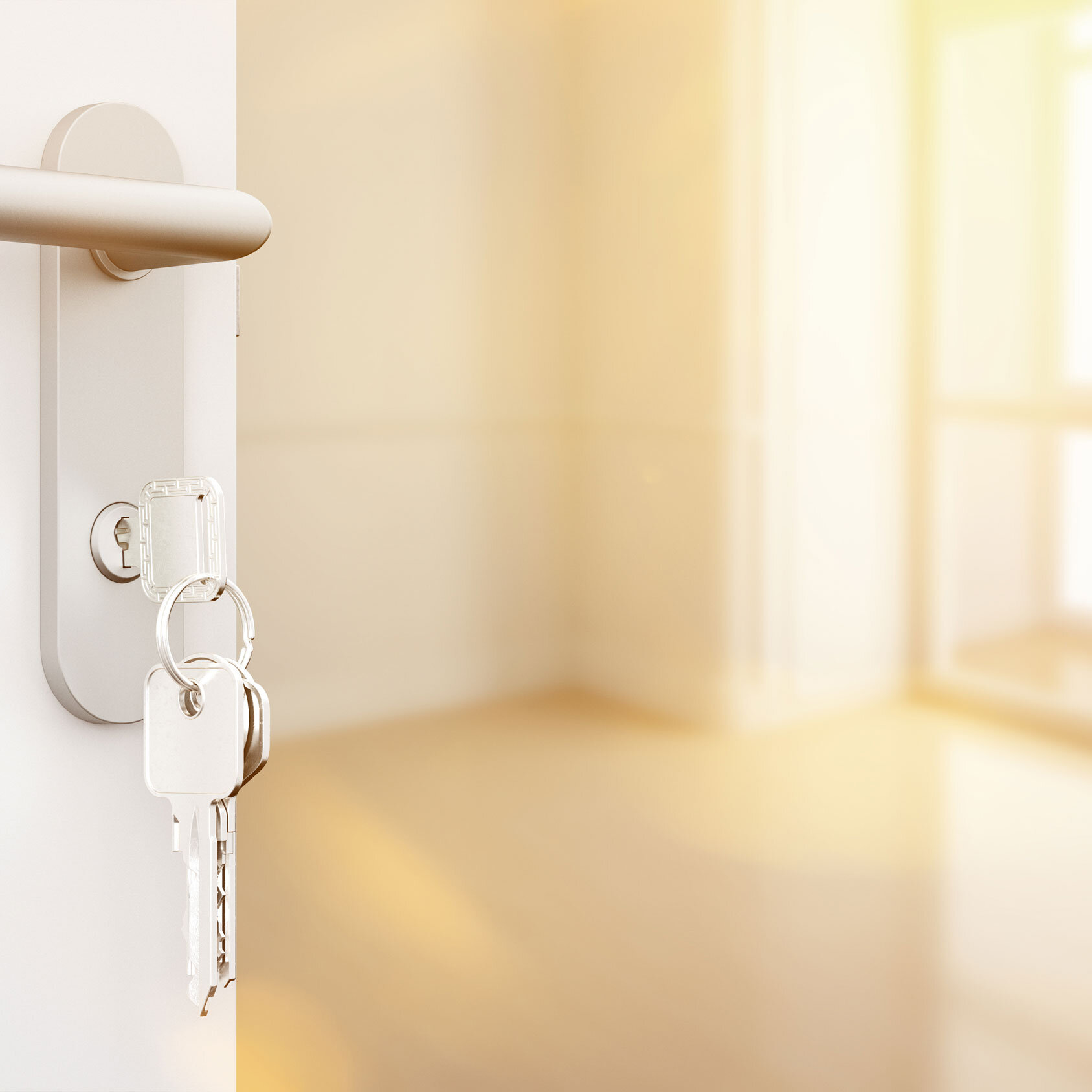 Nahaufnahme einer weißen Wohnungstür mit steckendem Schlüssel im Schloss; im Hintergrund ein heller, leerer Raum mit großen Fenstern – Symbolbild für Wohnungsübergabe oder Einzug.